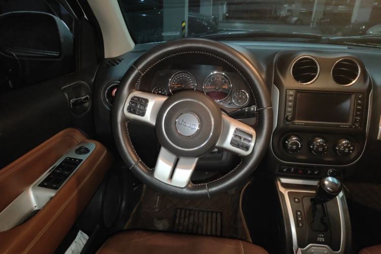 Used Jeep Compass 2014 2.4L four-wheel drive luxury version Steering Wheel