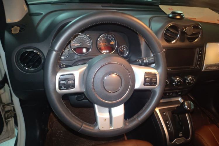 Used Jeep Compass 2014 Revised Version 2.4L Four-Wheel Drive Luxury Navigation Edition Steering Wheel