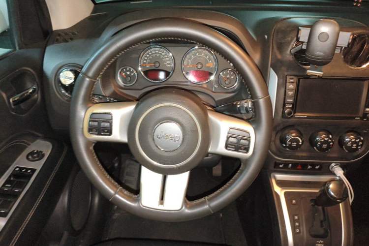 Used Jeep Compass 2014 2.0L two-wheel drive luxury version Steering Wheel
