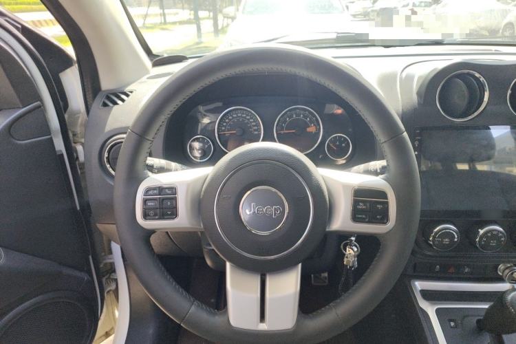 Used Jeep Compass 2014 Revised Version 2.4L Four-Wheel Drive Comfort Edition Steering Wheel