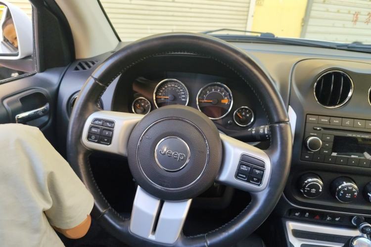 Used Jeep Compass 2014 2.4L four-wheel drive luxury version Steering Wheel