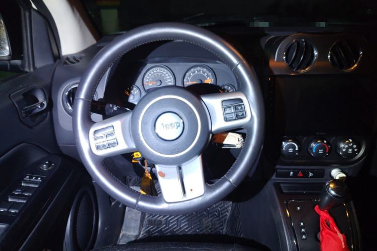 Used Jeep Compass 2014 2.4L four-wheel drive sport version Steering Wheel