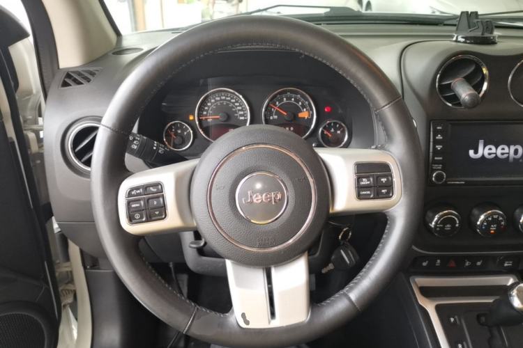 Used Jeep Compass 2014 2.4L four-wheel drive luxury navigation version Steering Wheel
