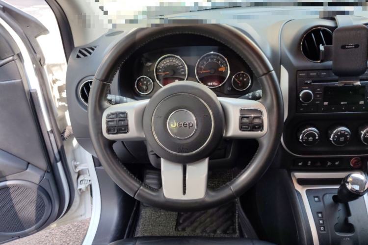 Used Jeep Compass 2014 2.4L four-wheel drive luxury version Steering Wheel