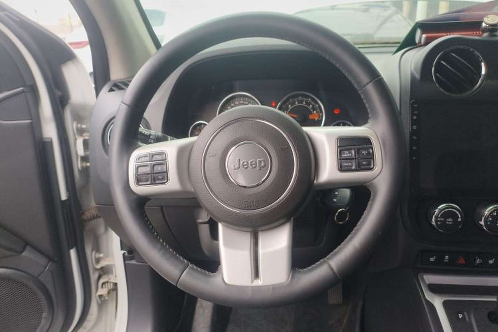 Used Jeep Compass 2014 2.4L four-wheel drive luxury version Steering Wheel