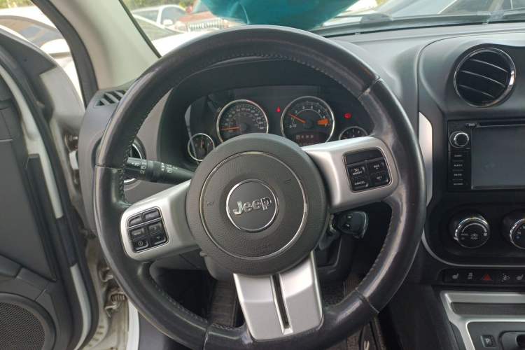 Used Jeep Compass 2014 Revised Version 2.4L Four-Wheel Drive Luxury Edition Steering Wheel