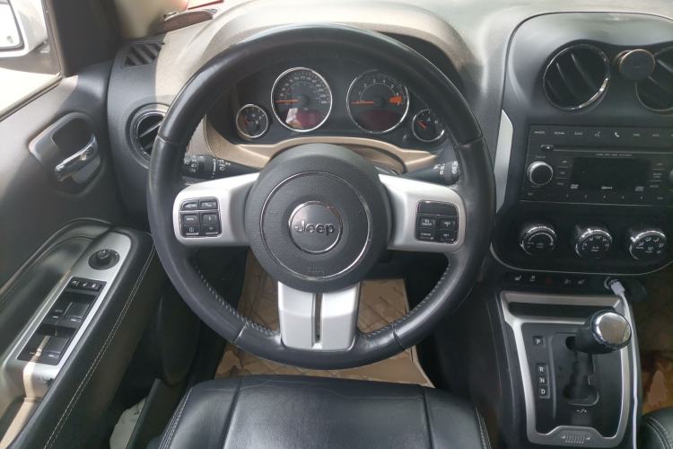 Used Jeep Compass 2014 2.4L four-wheel drive luxury version Steering Wheel
