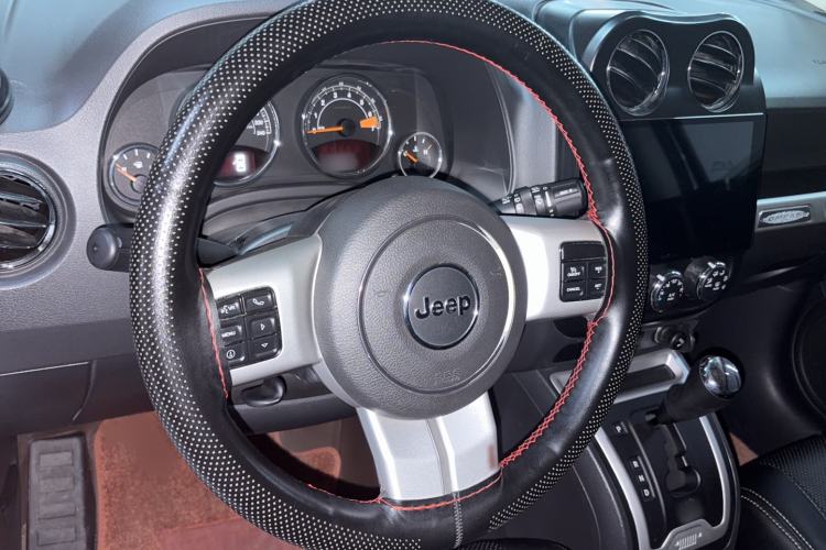 Used Jeep Compass 2014 Revised Version 2.4L Four-Wheel Drive Comfort Edition Steering Wheel