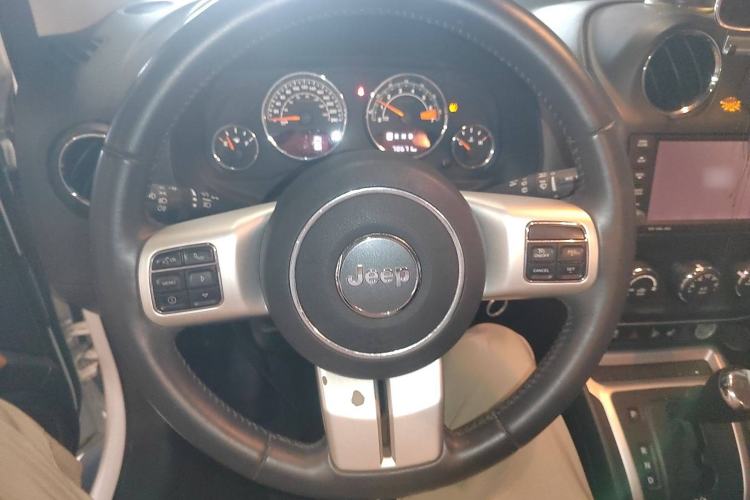 Used Jeep Compass 2014 Revised Version 2.4L Four-Wheel Drive Luxury Edition Steering Wheel