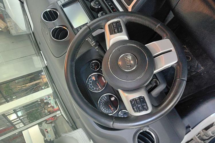 Used Jeep Compass 2014 2.0L two-wheel drive luxury version Steering Wheel