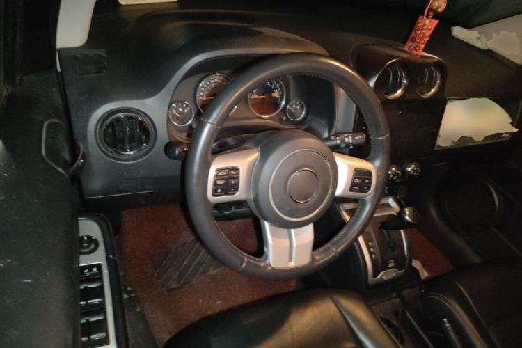 Used Jeep Compass 2014 2.4L four-wheel drive luxury version Steering Wheel