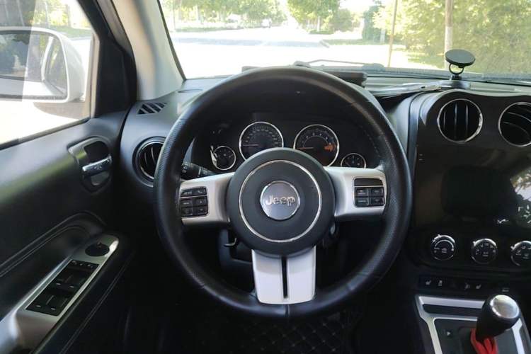 Used Jeep Compass 2014 Revised Version 2.4L Four-Wheel Drive Luxury Edition Steering Wheel