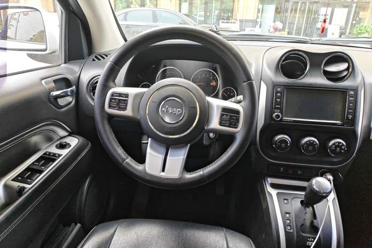 Used Jeep Compass 2014 Revised Version 2.4L Four-Wheel Drive Comfort Edition Steering Wheel