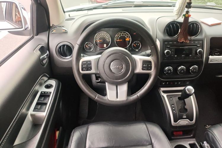 Used Jeep Compass 2014 2.4L four-wheel drive luxury version Steering Wheel