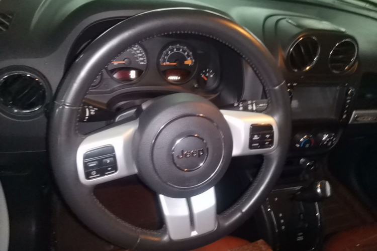 Used Jeep Compass 2014 2.0L two-wheel drive urban version Steering Wheel