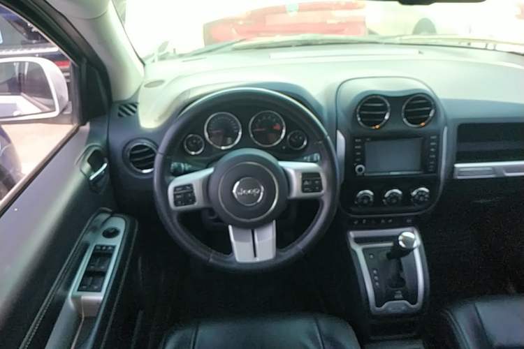 Used Jeep Compass 2014 Revised Version 2.4L Four-Wheel Drive Luxury Edition Steering Wheel