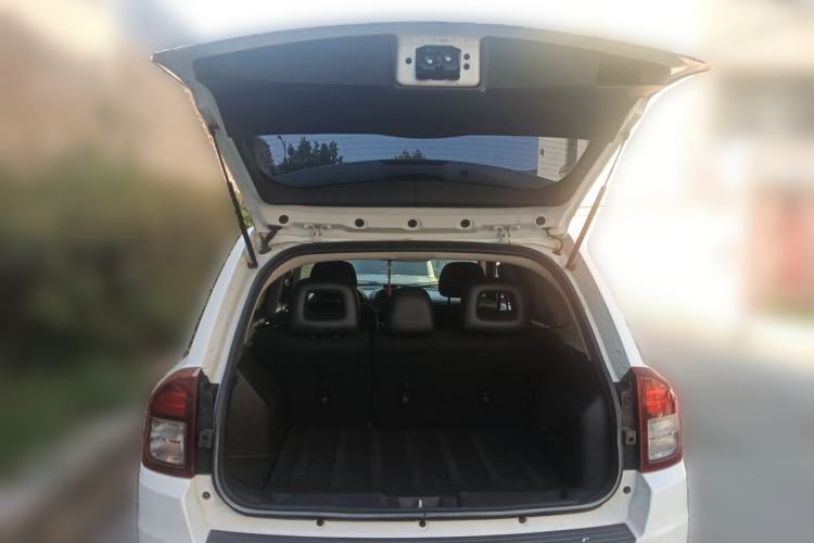 Used Jeep Compass 2014 2.4L four-wheel drive sport version Trunk