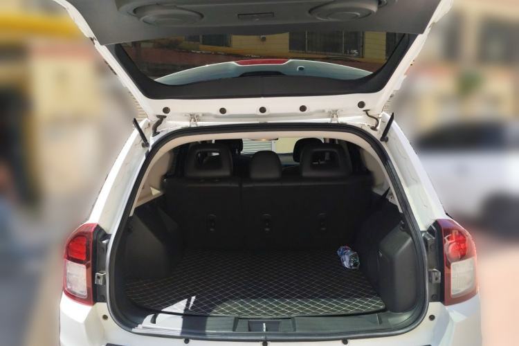 Used Jeep Compass 2014 2.4L four-wheel drive luxury version Trunk