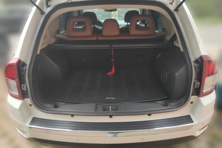 Used Jeep Compass 2014 2.4L four-wheel drive luxury navigation version Trunk