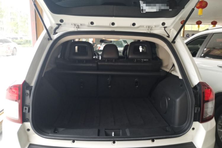 Used Jeep Compass 2014 2.4L four-wheel drive luxury navigation version Trunk