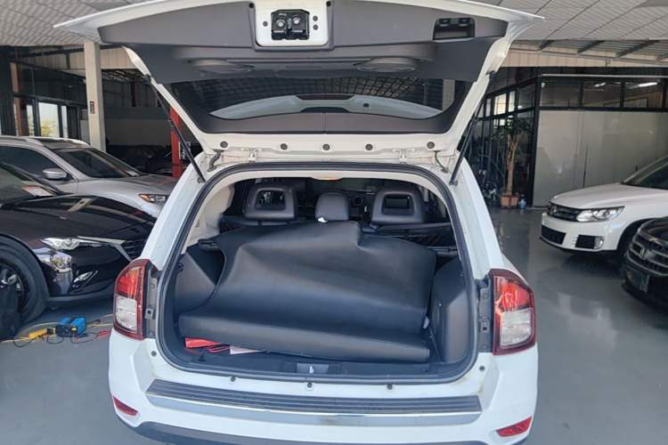 Used Jeep Compass 2014 2.0L two-wheel drive luxury version Trunk
