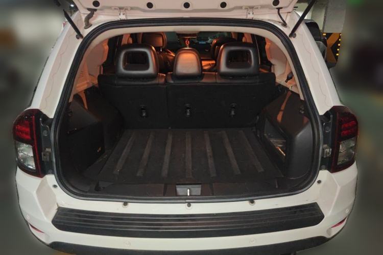 Used Jeep Compass 2014 2.0L two-wheel drive sport version Trunk