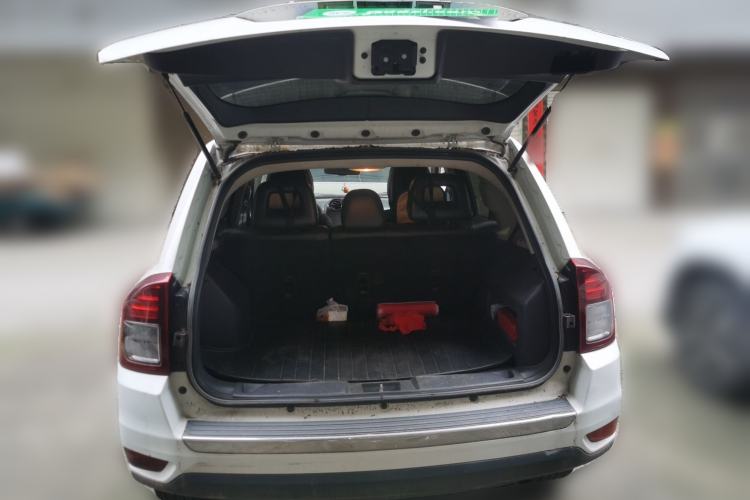Used Jeep Compass 2014 2.4L four-wheel drive sport version Trunk