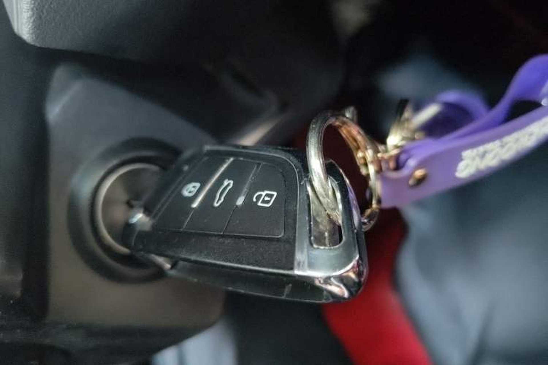 Used Jeep Compass 2014 2.0L two-wheel drive sport version Vehicle Key