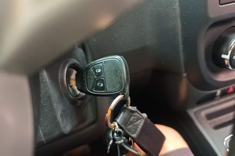 Used Jeep Compass 2014 2.0L two-wheel drive sport version Vehicle Key