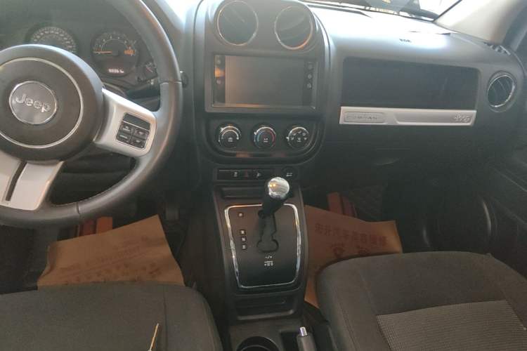 Used Jeep Compass 2015 2.0L two-wheel drive sport version Audio And AC Panel