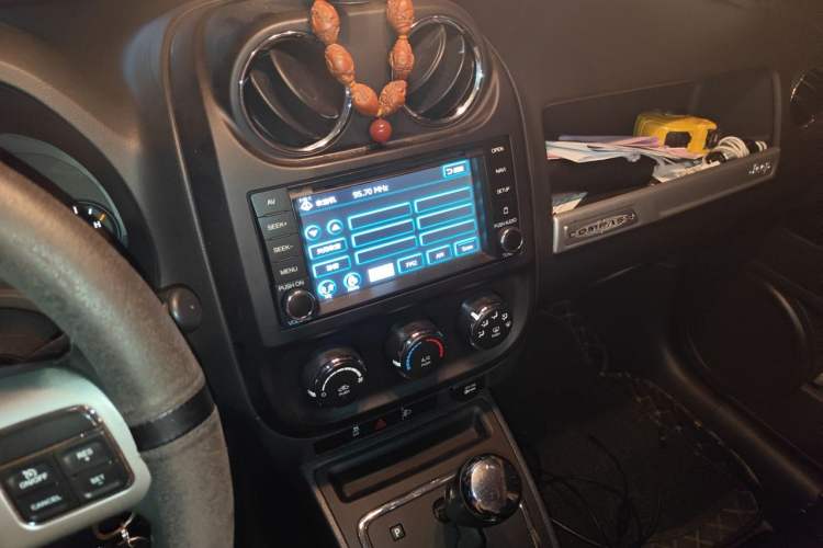 Used Jeep Compass 2015 2.0L two-wheel drive sport version Audio And AC Panel