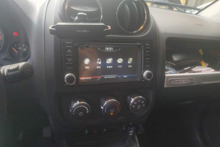 Used Jeep Compass 2015 2.0L two-wheel drive sport version Audio And AC Panel