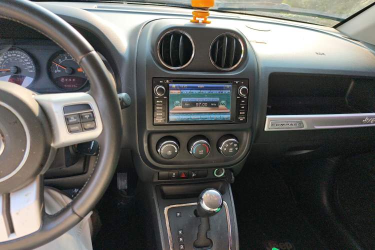 Used Jeep Compass 2015 2.0L two-wheel drive sport version Audio And AC Panel