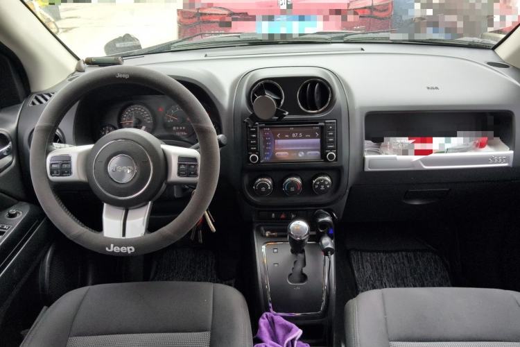 Used Jeep Compass 2015 2.0L two-wheel drive sport version Center Console