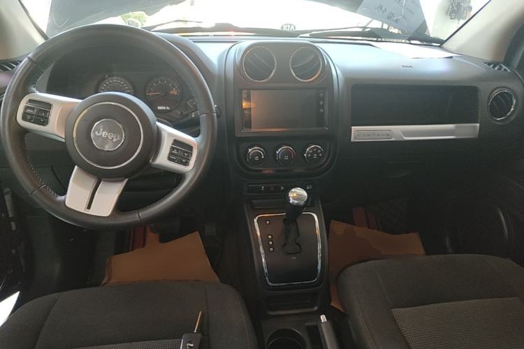 Used Jeep Compass 2015 2.0L two-wheel drive sport version Center Console