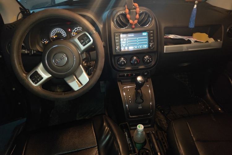 Used Jeep Compass 2015 2.0L two-wheel drive sport version Center Console