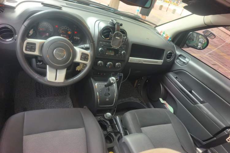 Used Jeep Compass 2015 2.0L two-wheel drive sport version Center Console