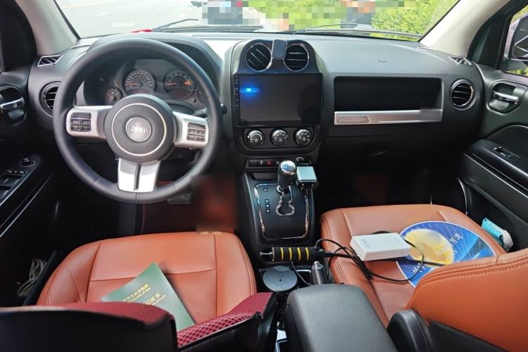 Used Jeep Compass 2015 2.0L two-wheel drive sport version Center Console