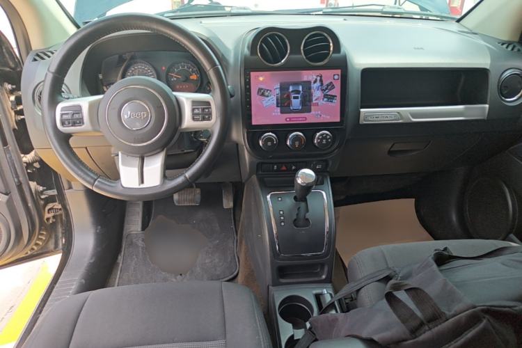 Used Jeep Compass 2015 2.0L two-wheel drive sport version Center Console