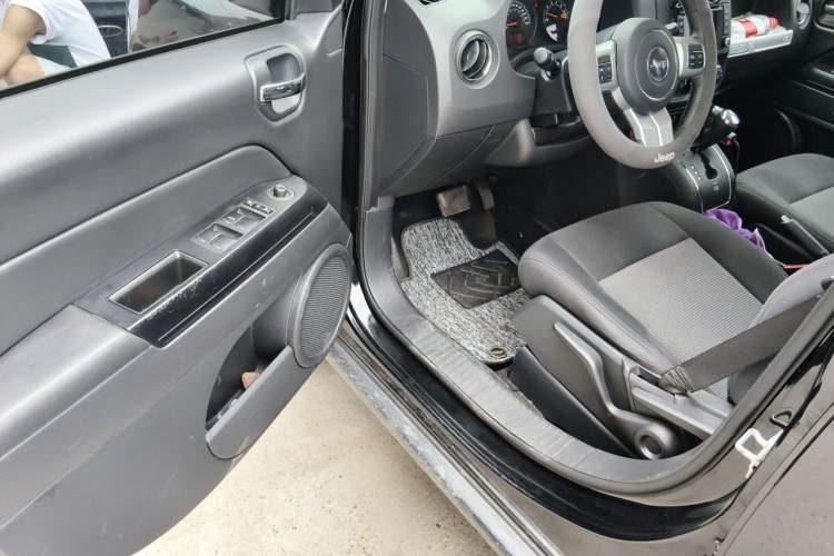 Used Jeep Compass 2015 2.0L two-wheel drive sport version Driver Seat