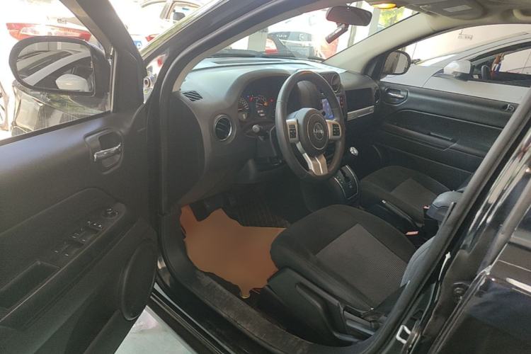 Used Jeep Compass 2015 2.0L two-wheel drive sport version Driver Seat