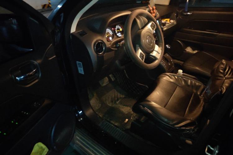 Used Jeep Compass 2015 2.0L two-wheel drive sport version Driver Seat