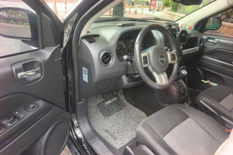 Used Jeep Compass 2015 2.0L two-wheel drive sport version Driver Seat