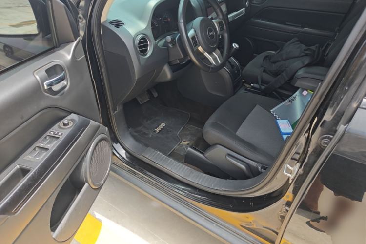 Used Jeep Compass 2015 2.0L two-wheel drive sport version Driver Seat