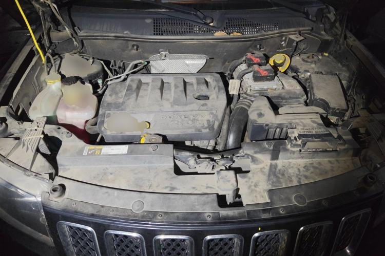 Used Jeep Compass 2015 2.0L two-wheel drive sport version Engine Bay
