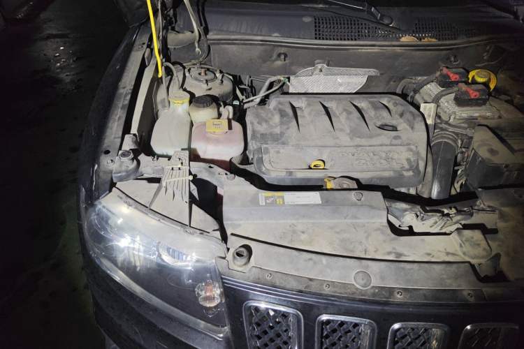 Used Jeep Compass 2015 2.0L two-wheel drive sport version Engine Bay Right