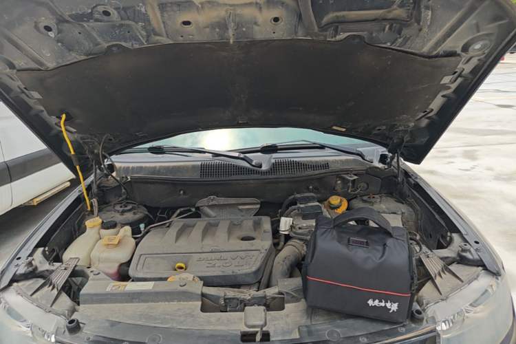 Used Jeep Compass 2015 2.0L two-wheel drive sport version Engine Bay