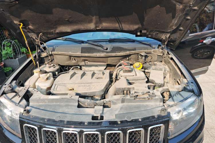 Used Jeep Compass 2015 2.0L two-wheel drive sport version Engine Bay