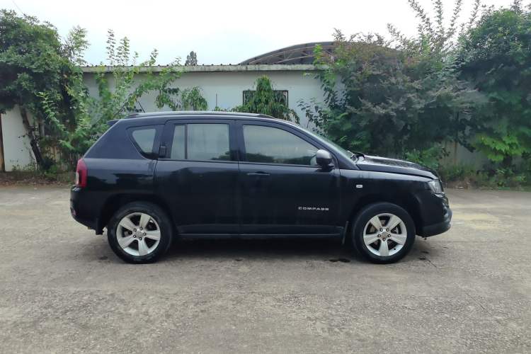 Used Jeep Compass 2015 2.0L two-wheel drive sport version Exterior 2