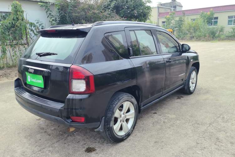 Used Jeep Compass 2015 2.0L two-wheel drive sport version Exterior 3